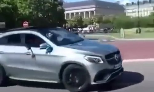 Nemamo pojma kako je ovaj Mercedes završio na krovu usred kružnog toka