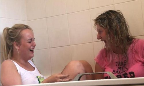 Prijateljice u kadi i balon pun vode? Pripremite se za urnebes!