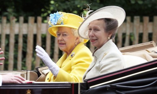 Ona je jedina članica kraljevske obitelji koja se ne rukuje s drugima