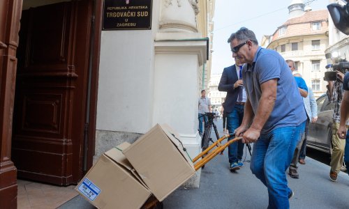 U dvije kutije na kolicima Sudu predana nagodba vjerovnika Agrokora