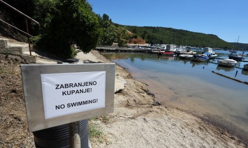 [FOTO] Sanacija izlivene nafte u Raškom zaljevu trajat će danima