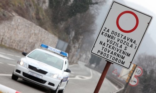 Olujna bura stvara velike probleme u prometu, trajektne linije u prekidu