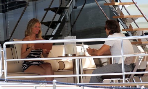 Slavna plavuša uživa na jahti u društvu budućeg supruga