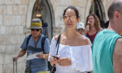 Brineta obula popularne Chanelove espadrile za šetnju Stradunom