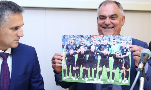Splitski župan 'počastio' osnovce besplatnim udžbenicima, a naciju  nogometnom prognozom