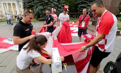 Naši navijači preplavili Nižnji Novgorod, na trgu se šiva najveća hrvatska zastava