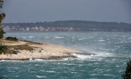 Snažna bura u Istri stvara velike teškoće