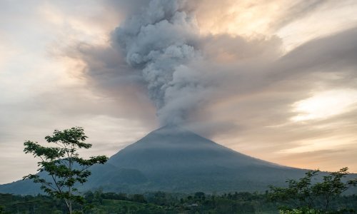 Vulkan na Baliju izbacivao lavu i pepeo