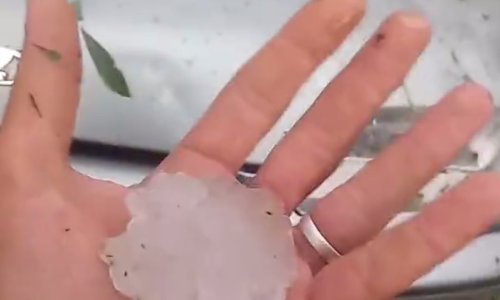 Evo kakav je osjećaj biti u automobilu dok ga razbija tuča veličine teniskih loptica