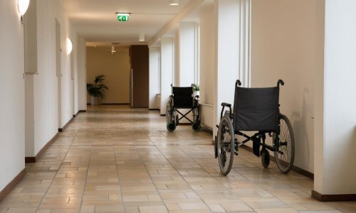 Starica pucala na sina (72) jer ju je htio staviti u starački dom