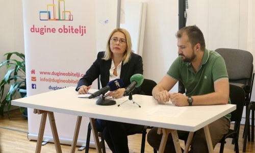 Država diskriminira istospolne parove u pokušajima udomiteljstva