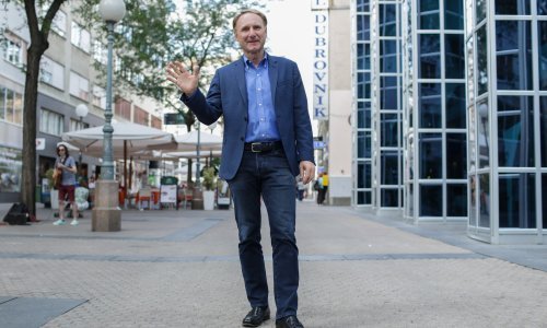 Dan Brown prošetao središtem Zagreba, susreo se s obožavateljima i poručio: Ovdje je divno!