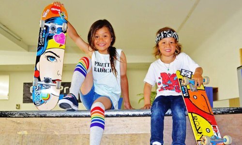 Devetogodišnjakinja i njen mlađi brat skejtaju kao veliki