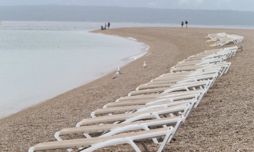 Sprečavanje anarhije: Dubrovčani peticijom protiv nekontroliranog postavljanja ležaljki na plaže