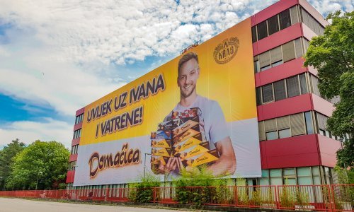 U znak podrške Vatrenima zgradu su prekrili slikom Ivana Rakitića