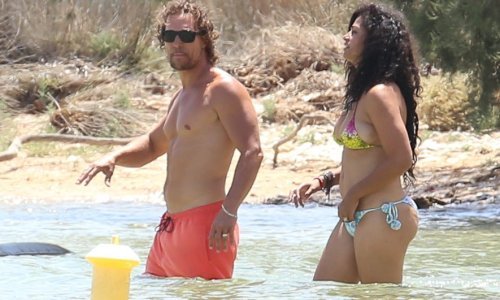 Matthew McConaughey na odmoru sa suprugom pokazao isklesano tijelo