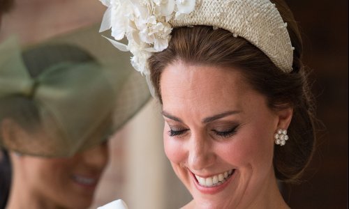 Kate Middleton s haljinom igra na sigurno, oduška si dala pokrivalom za glavu