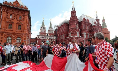 [VIDEO] Više do 10.000 hrvatskih navijača napravilo pravu feštu u centru Moskve, sad će 'zapaliti' stadion Lužnjiki