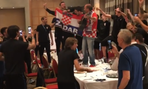 Ovako se slavilo u moskovskom hotelu: Mladen Grdović se popeo na stol i zapjevao