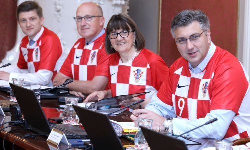 Ministri na sjednicu Vlade došli u majicama reprezentacije. Dvoje ih nije imalo originalni dres Vatrenih