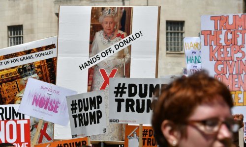 Deseci tisuća u Londonu prosvjedovali protiv Trumpa, plakati su prilično slikoviti
