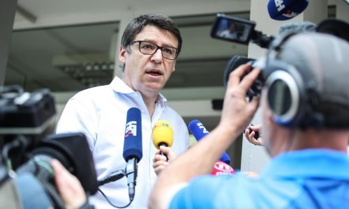 'Plenkoviću, što čekaš? Je l' se tajnica vratila s godišnjeg da pripremi papire za razrješenje Kujundžića?'