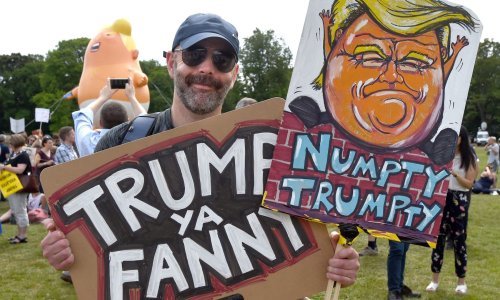 Tisuće ljudi prosvjeduje protiv Trumpa, a on igra golf i dobro se zabavlja