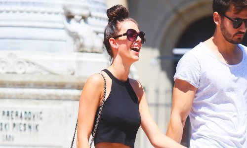 Lijepa brineta neodoljivog osmijeha pokazala vitak struk u lepršavom outfitu