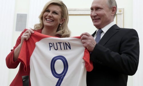 Susret u Moskvi: Putin dočekao predsjednicu s buketom cvijeća, ona mu poklonila hrvatski dres