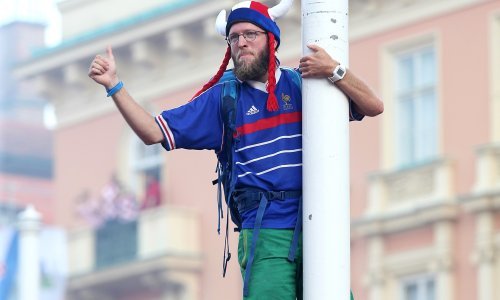 Koja legenda: Francuski navijač se popeo na stup nasred Trga bana Jelačića i slavio pobjedu