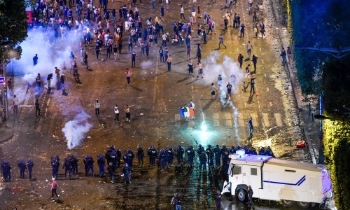 Neredi diljem Francuske: Huligani pljačkali dućane, policija ih tjerala šmrkovima