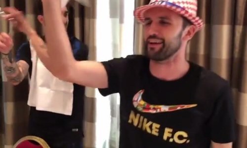 Vrsaljko i Badelj ne prestaju slaviti: Oduševili naciju pjevajući Daleku obalu i plesom na stolu