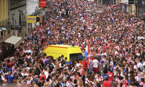 Dehidracija i umor: Hitna pomoć 500 puta pružila pomoć kolabiranim navijačima