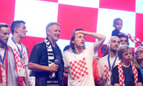 Otkrivamo pozadinu Thompsonova nastupa na Trgu: Tko je sve zakuhao, i kako je uopće završio u busu?