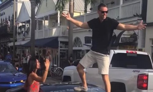 Zašto nije pametno hodati po automobilu? Evo zašto!