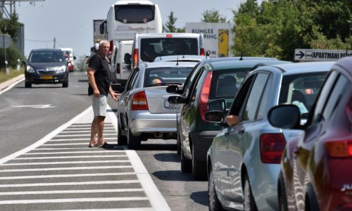 Krećete li na put, pripremite živce i dosta vode. Očekuju se gužve, a promet usporava i jak vjetar