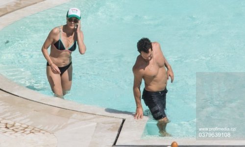 Ljubav joj godi: 52-godišnja glumica ne može skinuti ruke sa svog mlađahnog dečka