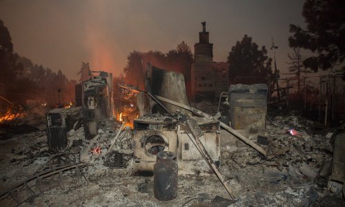 Tisuće bježe pred katastrofalnim požarom u Kaliforniji: Vjetar stvara vatrena tornada