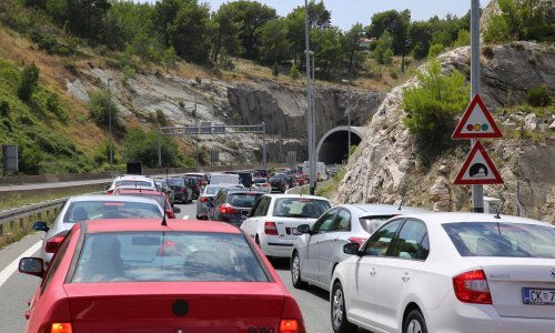 HAK upozorava: promet još vrlo gust prema moru