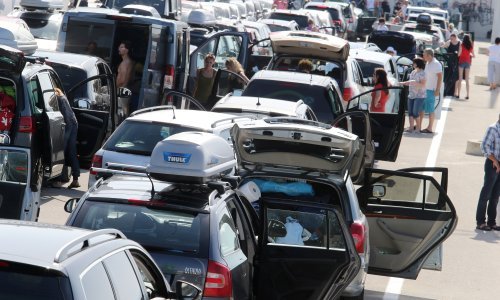 Počeo udarni turistički vikend, vozi se usporeno, na Lučkom kolona duga devet kilometara