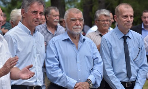 Na komemoraciji u Srbu Popovac prozvao svoje koalicijske partnere, ali napravio i neočekivanu stvar