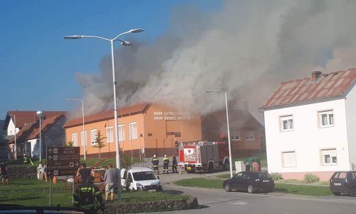 U požaru u Kaptolu izgorio krov Doma češke besede