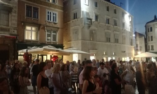 [VIDEO] Pogledajte kako su se Splićani spontano okupili i zapjevali Oliverove pjesme