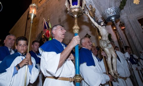 Pogledajte kako Željko Reiner paradira Korčulom u viteškoj uniformi