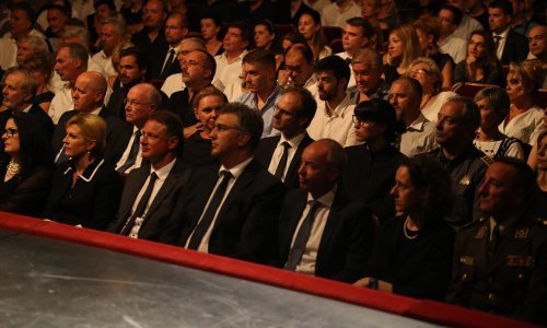 Potresan oproštaj od Olivera: Stegnuta grla, višeminutni pljesak i zborno pjevanje 'Vjeruj u ljubav'