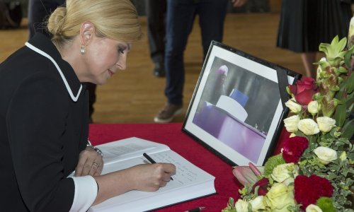 Pročitajte što su predsjednica i premijer upisali u knjigu žalosti