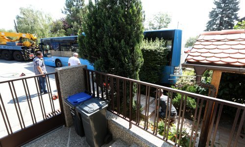 Autobus ZET-a s putnicima, ali bez vozača završio u dvorištu kuće