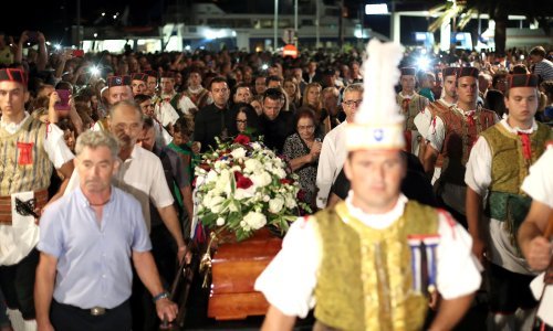 Split uz baklje i sirene ispratio Olivera na posljednje putovanje, Vela Luka ga dočekala u tišini