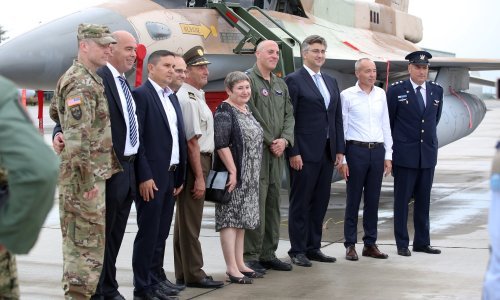 [FOTO] Vlada i generali obišli lovce F-16 na Plesu: 'Napravili smo odličan posao'