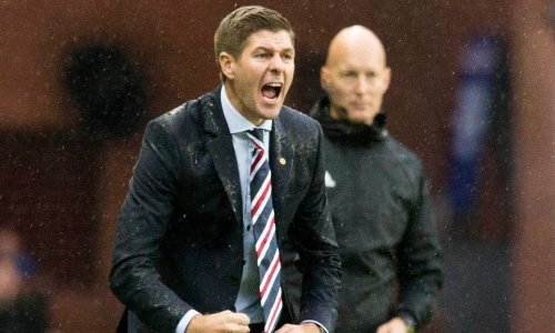 Svi mu se smiju; nećete vjerovati zbog čega je legendarni Steven Gerrard pobjesnio na suce